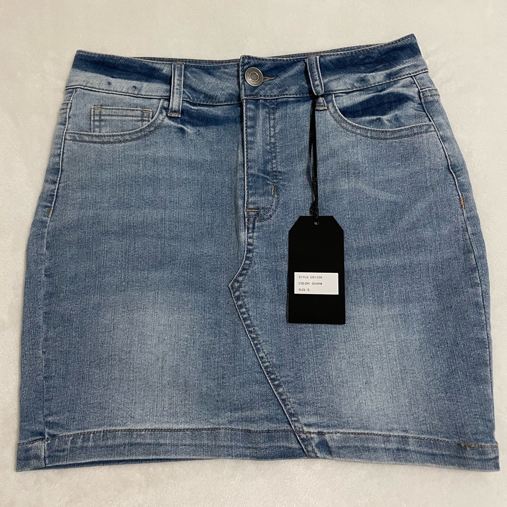 BRAND NEW DENIM SKIRT NEVER BEFORE WARN